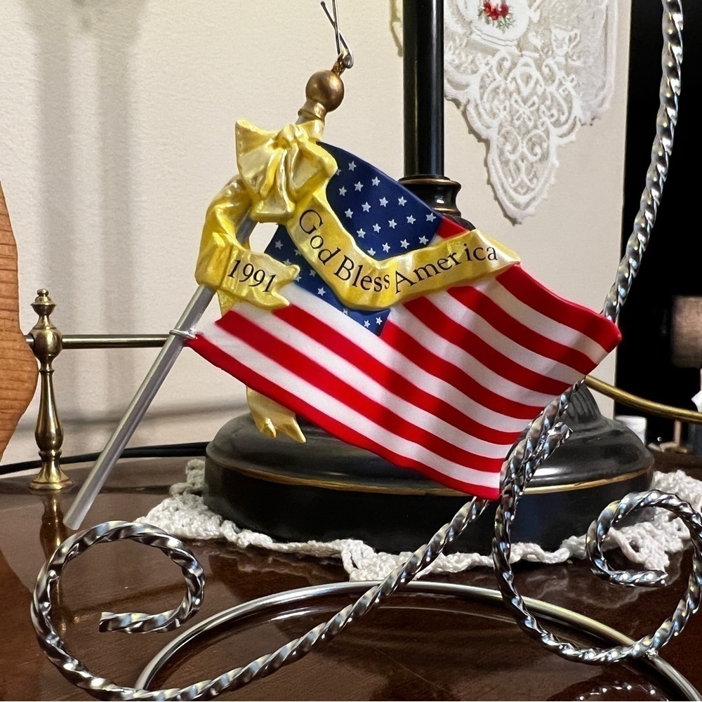 Hallmark 1991 ‘Flag of Liberty’ American Commemorative Christmas Ornament